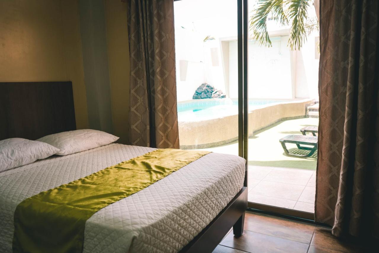 Hotel Manta Beach Madrigal Exterior photo