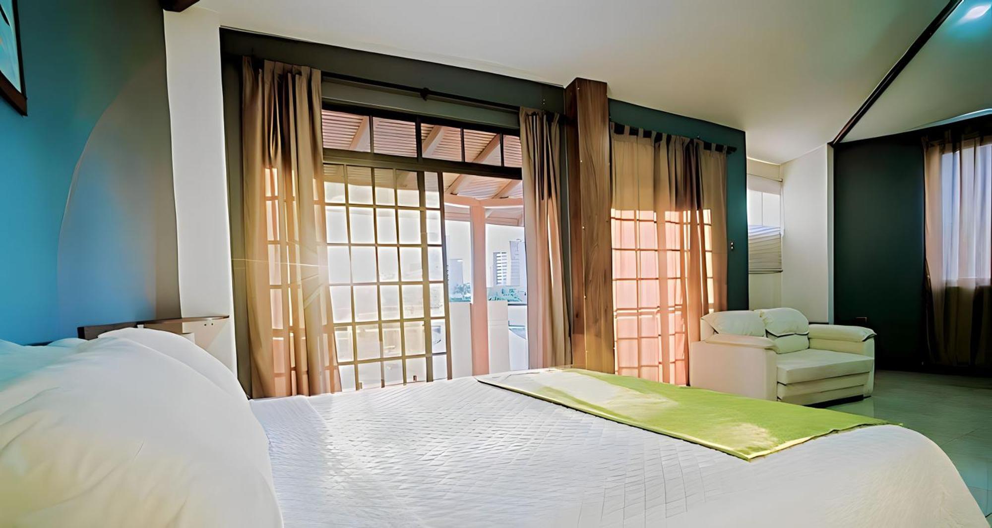 Hotel Manta Beach Madrigal Exterior photo